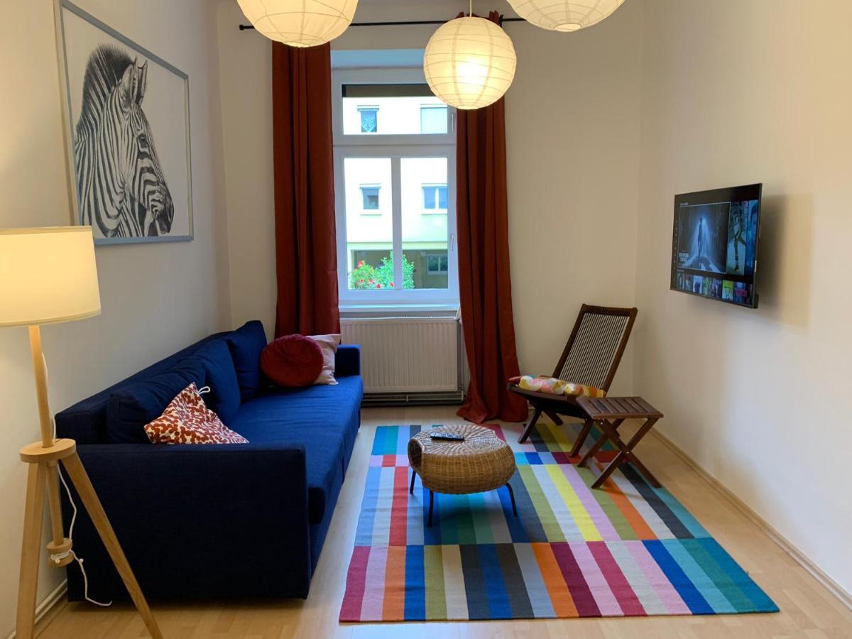 Apartment Traveler's Shelter - By Nahuen Graz